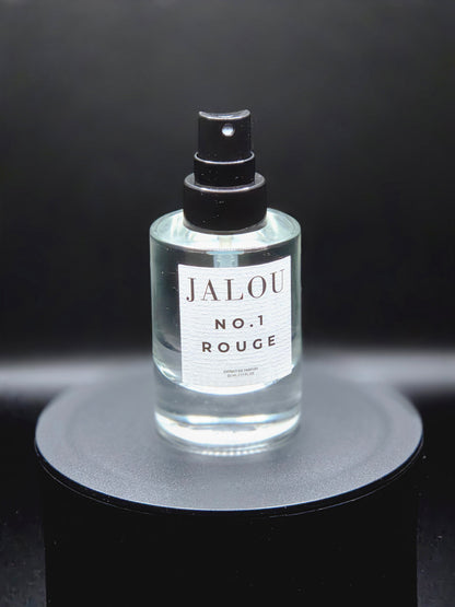 JALOU NO. 1 ROUGE Extrait de Parfum – Detailansicht des Flakons auf schwarzem Podest vor dunklem Hintergrund.
